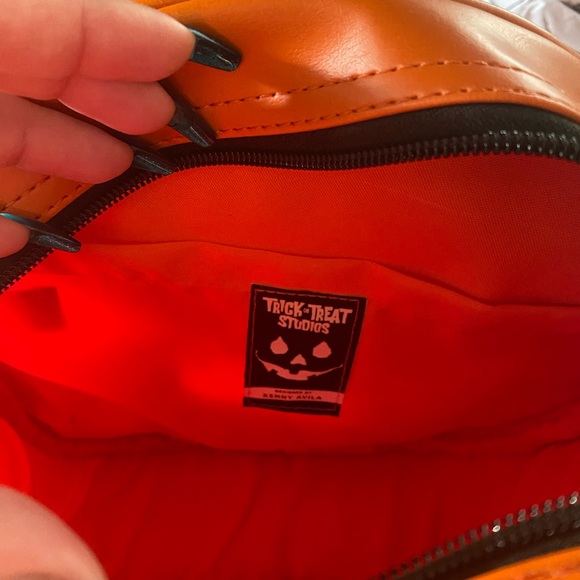 Trick or Treat Studios Sam O Lantern, Jack-O-Lantern Pumpkin Purse, Crossbody - Picture 3 of 3